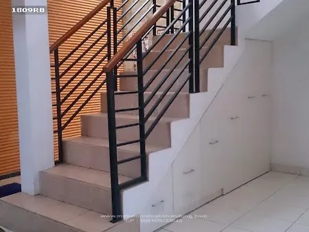 Rak bawah tangga fungsional buatan SUNSUN Interior Bandung